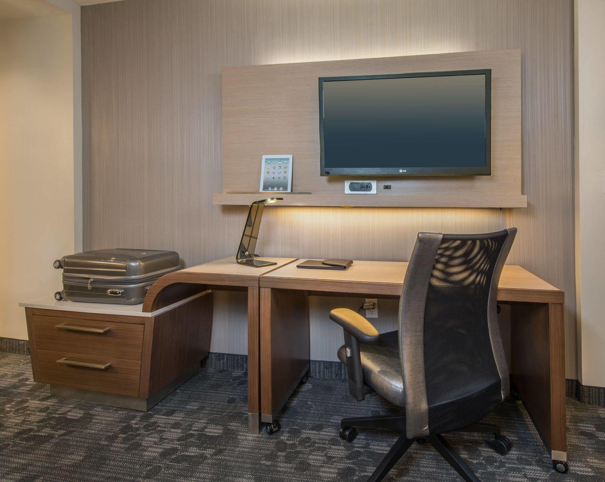 Courtyard By Marriott Houston Intercontinental Airport Hotel Exterior photo